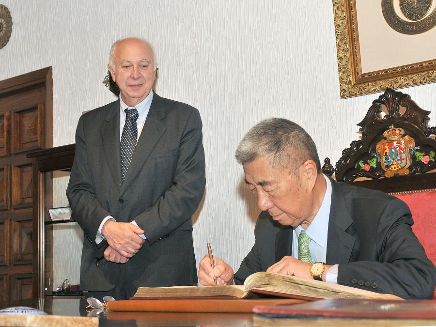 Samuel Chao Chung Ting firmando en el libro de honor de la USC