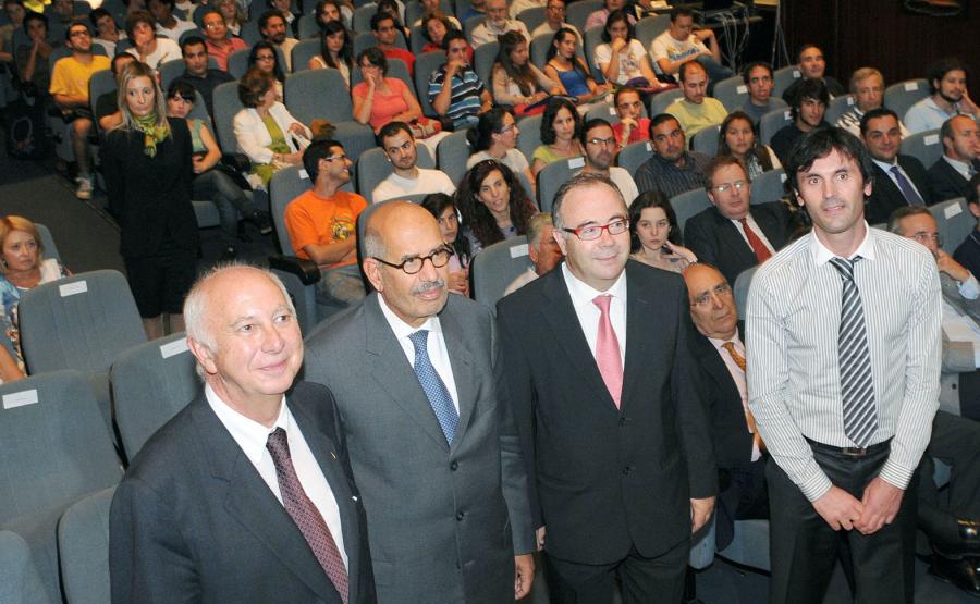 Momento previo a la conferencia de Mohamed ElBaradei