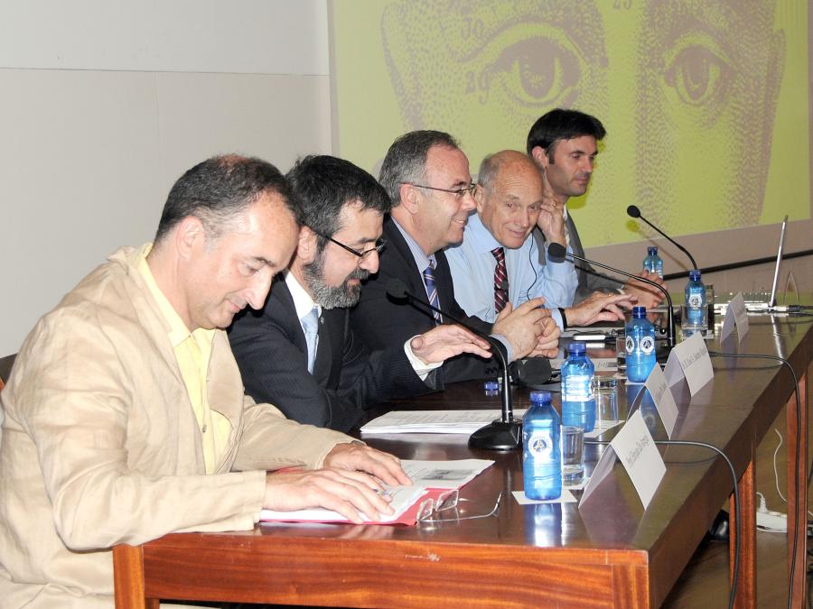 Mesa presidencial durante a conferencia de James Watson Cronin