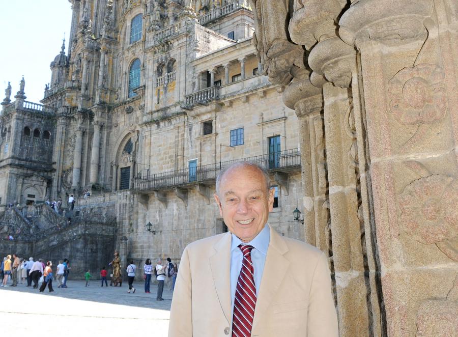 James Watson Cronin en la puerta del Colexio de San Xerome