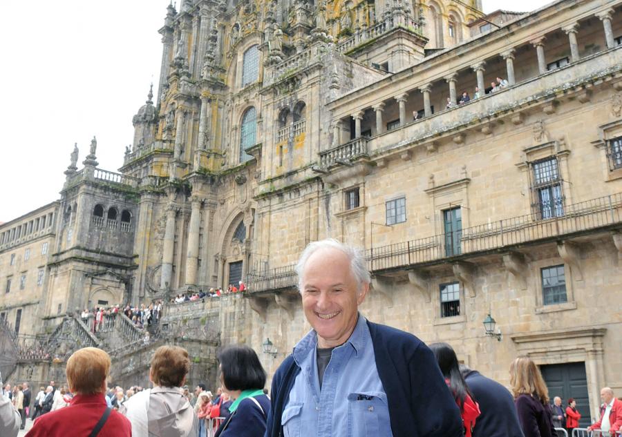 Sir Harold Walter Kroto en la puerta del Colexio de San Xerome