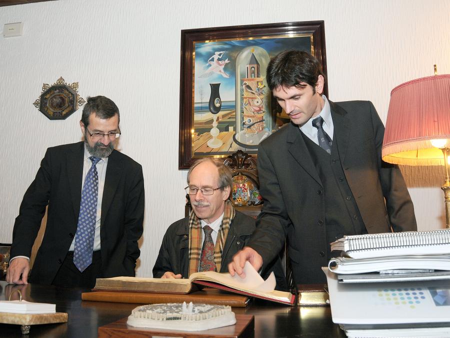 Gerardus ‘t Hooft firmando en el libro de honor de la USC