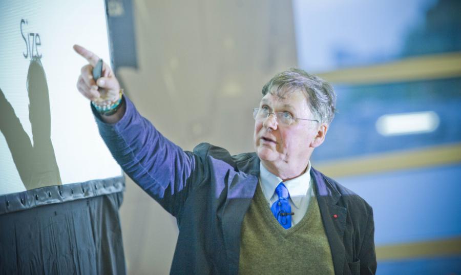 Sir Tim Hunt impartiendo a conferencia