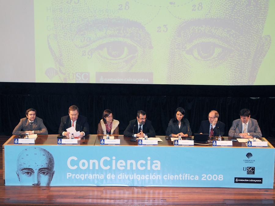 Mesa presidencial durante a conferencia de Gerardus ‘t Hooft