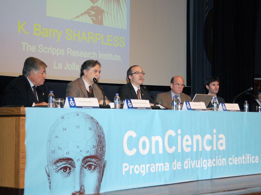 Mesa presidencial durante la conferencia de Karl Barry Sharpless