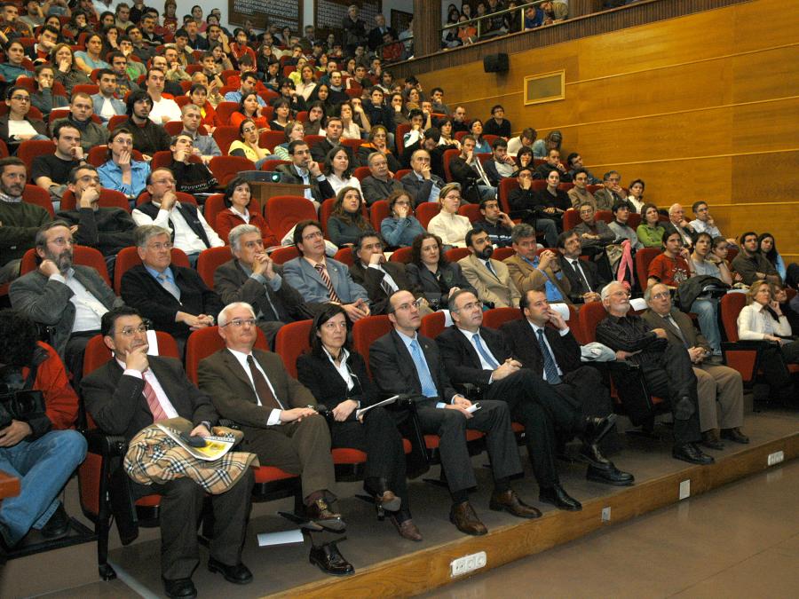 Público asistente á conferencia de Heinrich Rohrer