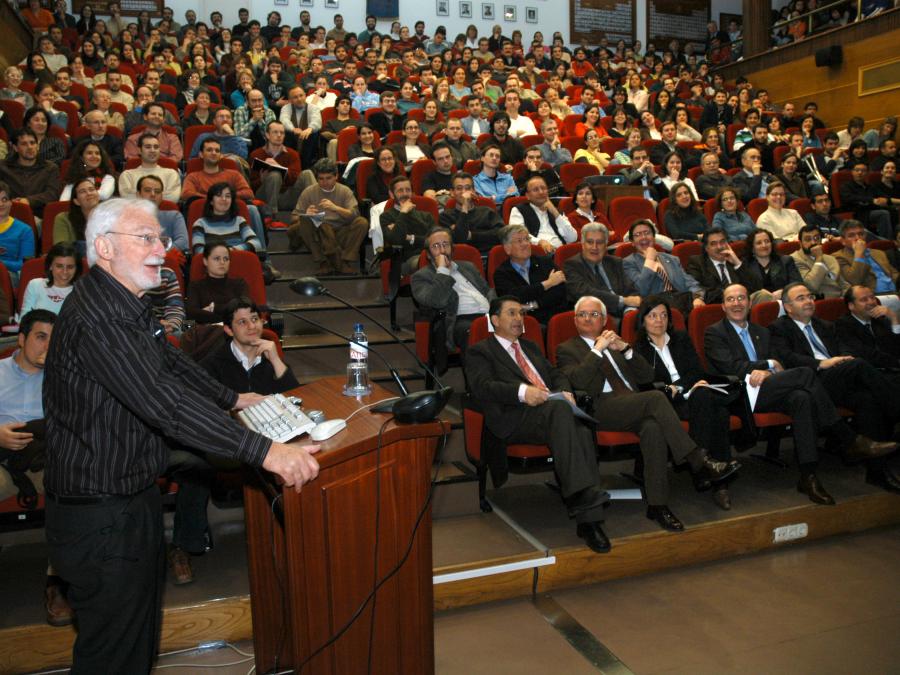 Heinrich Rohrer impartindo a súa conferencia