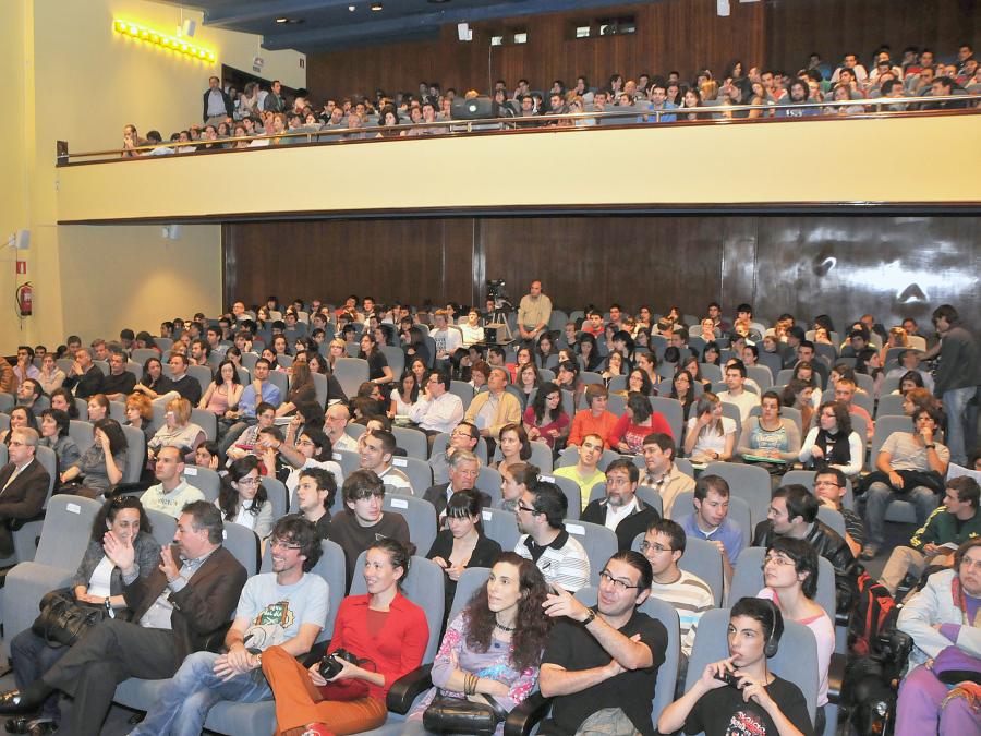 Público asistente a la conferencia de Sir Harold Walter Kroto