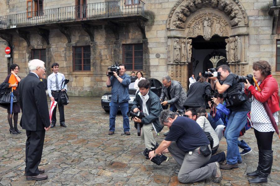 James Ephraim Lovelock posando para os medios ante o Colexio de Fonseca