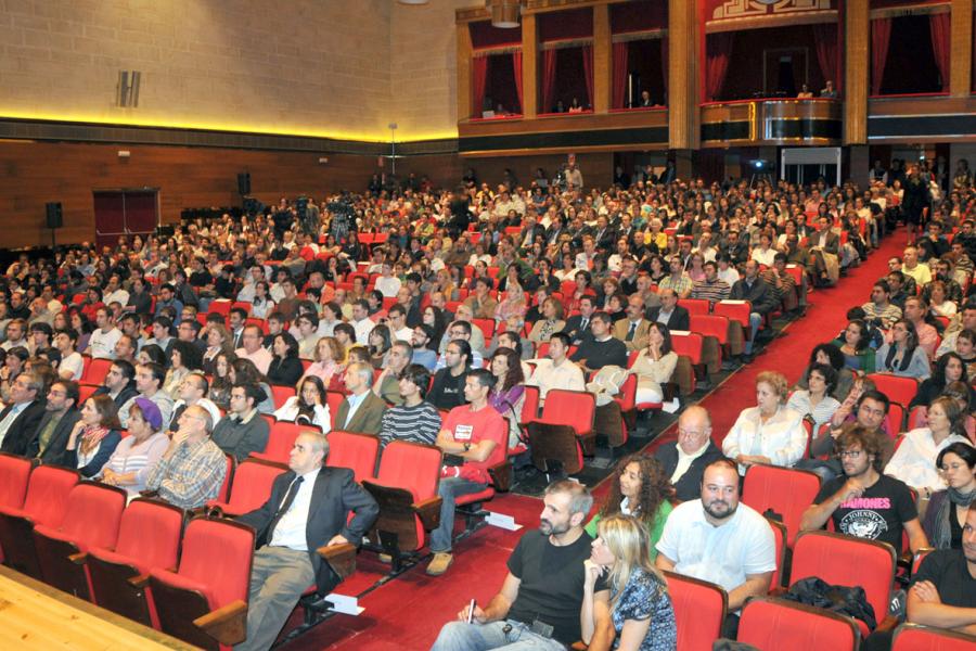 Público asistente á conferencia de James Ephraim Lovelock