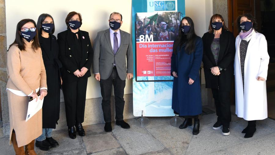 De esquerda a dereita, Mar Lorenzo, Mercedes Rosón, Susana López Abella, Antonio López, Eva Aguayo, María José López Couso e Dulce García Mella. FOTO: Santi Alvite De esquerda a dereita, Mar Lorenzo, Mercedes Rosón, Susana López Abella, Antonio López, Eva Aguayo, María José López Couso e Dulce García Mella. FOTO: Santi Alvite