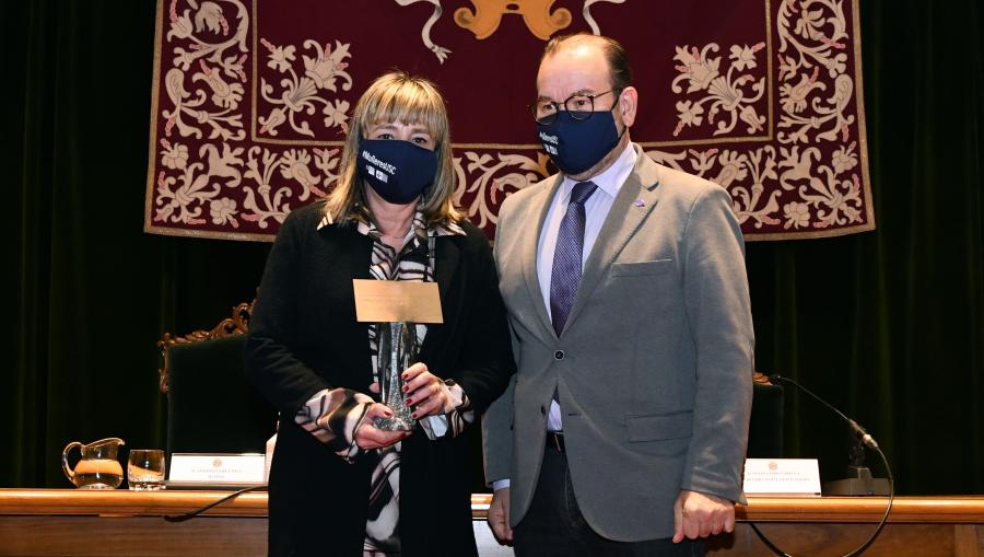 O acto serviu para facer entrega da placa con Mención Honorífica á Comisión de atención ás situacións de acoso sexual, acoso por razón de sexo, orientación sexual e identidade de xénero que recolleu Ángela Juana Torres Iglesias. FOTO: Santi Alvite O acto serviu para facer entrega da placa con Mención Honorífica á Comisión de atención ás situacións de acoso sexual, acoso por razón de sexo, orientación sexual e identidade de xénero que recolleu Ángela Juana Torres Iglesias. FOTO: Santi Alvite