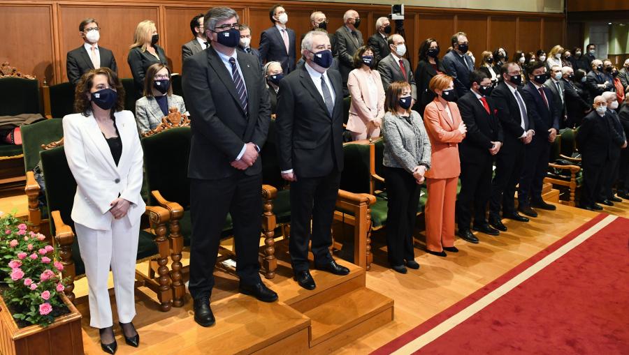 A sesión comezou coa lectura por parte da secretaria xeral da USC, Dulce García Mella (primeira pola esquerda), dos cesamentos das vicerreitoras e vicerreitores e do nomeamento do novo reitor. FOTO: Santi Alvite A sesión comezou coa lectura por parte da secretaria xeral da USC, Dulce García Mella (primeira pola esquerda), dos cesamentos das vicerreitoras e vicerreitores e do nomeamento do novo reitor. FOTO: Santi Alvite