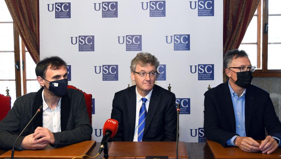 Jorge Mira, David MacMillan e José Luis Mascareñas durante a rolda de prensa