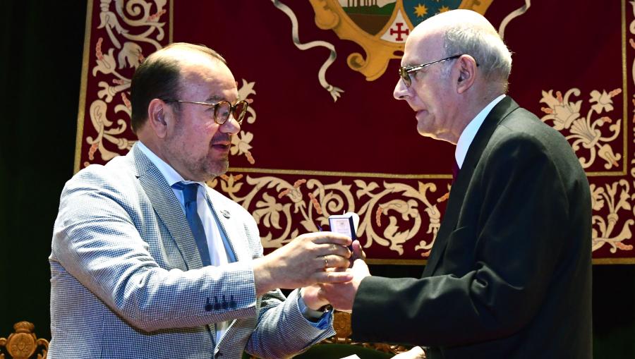 Acto de imposición da Insignia de Ouro da USC. Foto: Santi Alvite Acto de imposición da Insignia de Ouro da USC. Foto: Santi Alvite