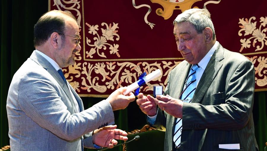 Acto de imposición da Insignia de Ouro da USC. Foto: Santi Alvite Acto de imposición da Insignia de Ouro da USC. Foto: Santi Alvite