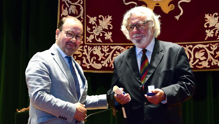 Acto de imposición da Insignia de Ouro da USC. Foto: Santi Alvite Acto de imposición da Insignia de Ouro da USC. Foto: Santi Alvite