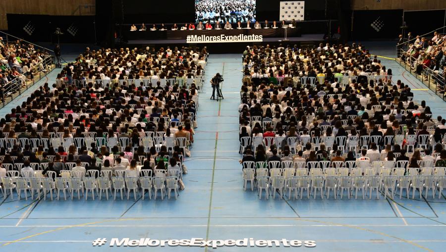 Vista xeral das persoas asistentes ao acto de recoñecemento da USC ás e aos estudantes con mellores expedientes nas ABAU. FOTO: Santi Alvite Vista xeral das persoas asistentes ao acto de recoñecemento da USC ás e aos estudantes con mellores expedientes nas ABAU. FOTO: Santi Alvite
