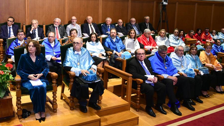 A secretaria xeral e o profesor Bermejo xunto a membros do equipo de goberno e os anteriores reitores da USC, entre outras autoridades. FOTO: Santi Alvite A secretaria xeral e o profesor Bermejo xunto a membros do equipo de goberno e os anteriores reitores da USC. FOTO: Santi Alvite