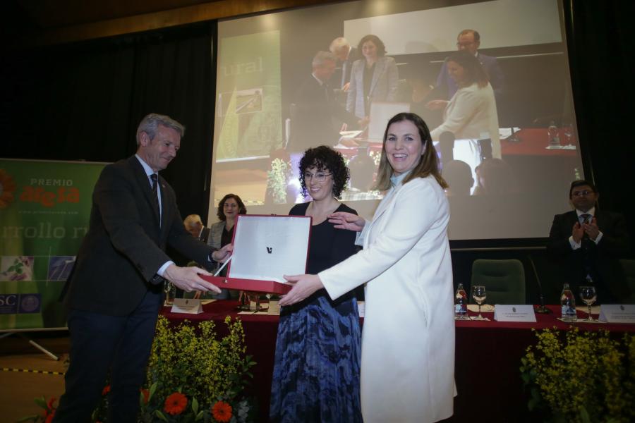 Rueda entrega o premio Aresa a Cristina Fernández Armesto e Sara Torreiro Rueda entrega o premio Aresa a Cristina Fernández Armesto e Sara Torreiro