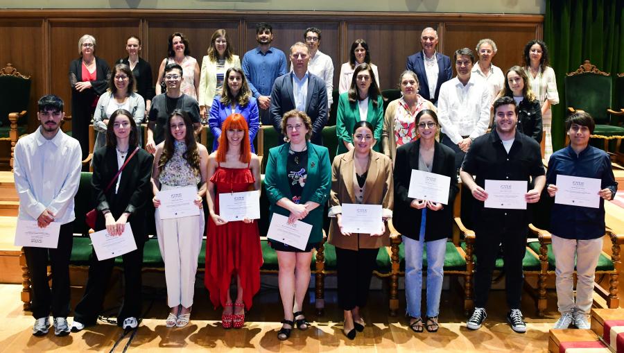 Foto de familia de organización, integrantes da mesa e persoas premiadas. FOTO: Santi Alvite
