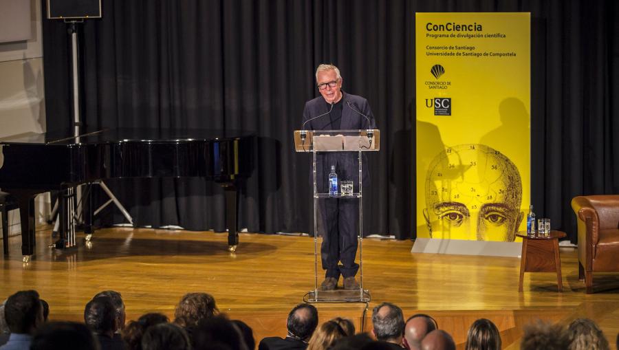 Momento da conferencia de Sir David Chipperfield