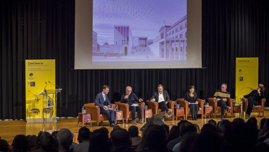 Mesa presidencial da conferencia de Sir David Chipperfield