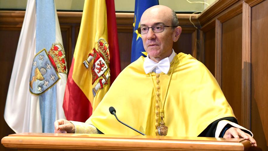 O catedrático de Enfermaría Antonio Rodríguez Núñez leu o discurso inaugural. FOTO: Santi Alvite O catedrático de Enfermaría Antonio Rodríguez Núñez leu o discurso inaugural. FOTO: Santi Alvite