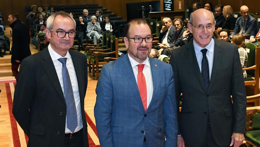 O reitor Antonio López e os doutores Pose e Bengoa, momentos antes da presentación da Cátedra. Foto: Santi Alvite O reitor Antonio López e os doutores Pose e Bengoa, momentos antes da presentación da Cátedra. Foto: Santi Alvite