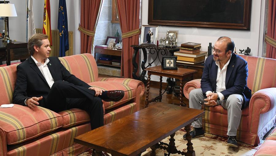 O documento foi asinado este xoves no Colexio San Xerome polo reitor Antonio López e o alcalde José Manuel Miñones. FOTO: Santi Alvite O documento foi asinado este xoves no Colexio San Xerome polo reitor Antonio López e o alcalde José Manuel Miñones. FOTO: Santi Alvite