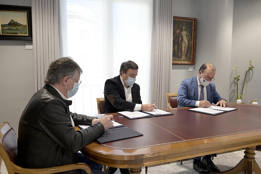 Antonio López (dereita) e Valentín González Formoso (centro) asinan o acordo Antonio López (dereita) e Valentín González Formoso (centro) asinan o acordo