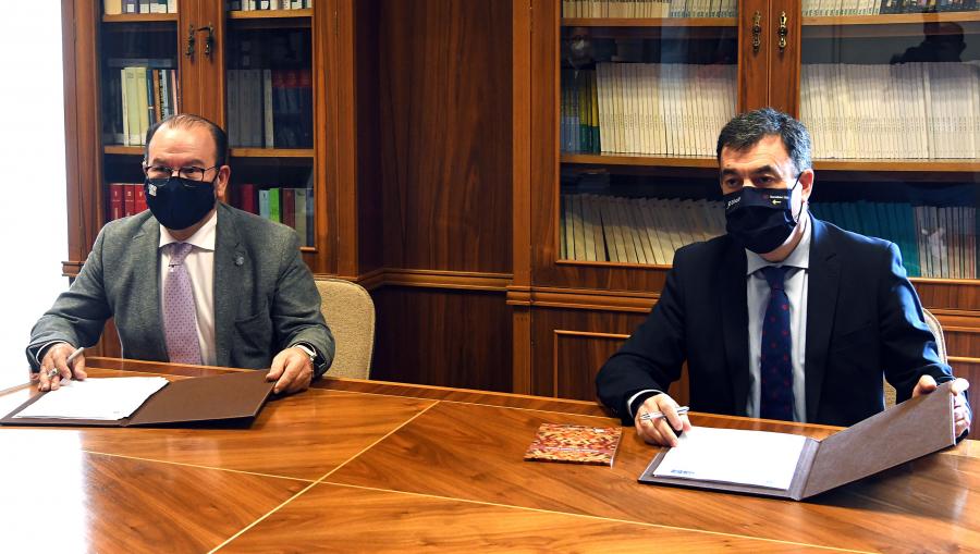 O reitor Antonio López e o conselleiro de Cultura, Educación e Universidade, Román Rodríguez, na sinatura do convenio. FOTO: Santi Alvite O reitor Antonio López e o conselleiro de Cultura, Educación e Universidade, na sinatura do convenio. FOTO: Santi Alvite