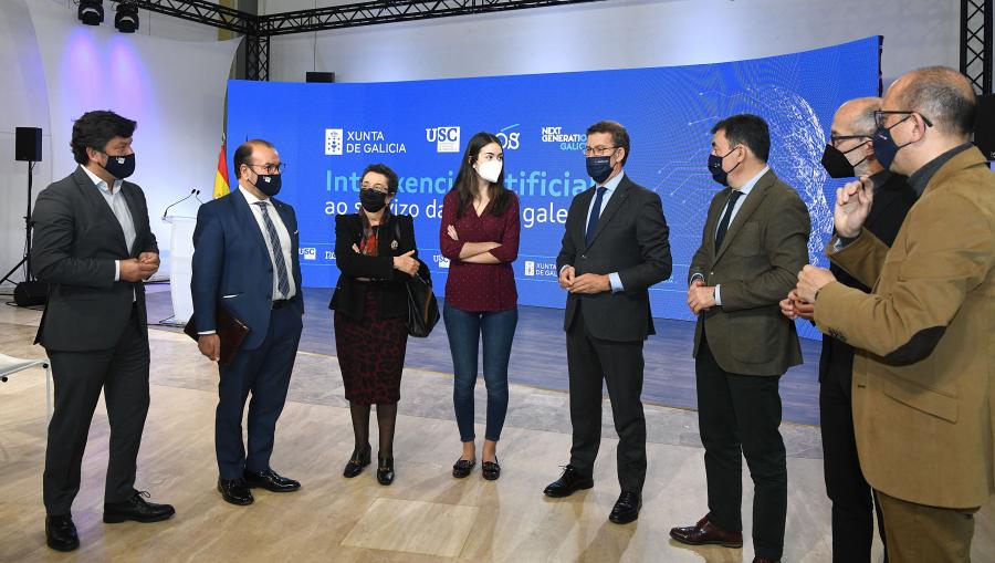 De esquerda a dereita, o xerente da USC, Javier Ferreira; o reitor Antonio López; a presidenta do Consello da Cultura Galega, Rosario Álvarez; a xornalista Esther Estévez; o presidente Núñez Feijóo; o conselleiro Román Rodríguez; e o director científico do CiTIUS, Senén Barro. FOTO: Santi Alvite