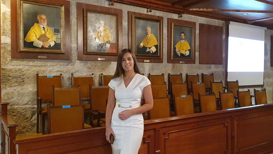 A tese de doutoramento foi defendida na Facultade de Medicina por Ana Belén Cid Álvarez A tese de doutoramento foi defendida na Facultade de Medicina por Ana Belén Cid Álvarez