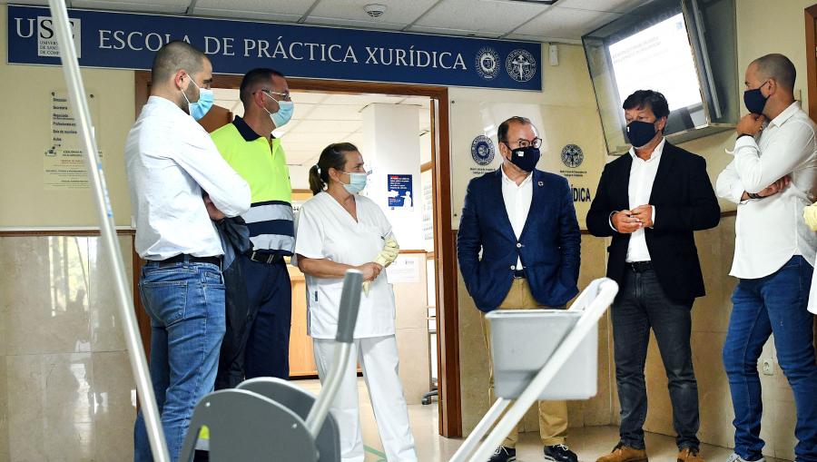 O reitor Antonio López e o xerente da USC Javier Ferreira conversan con traballadores do servizo en presenza do xerente da Fundación USC Óscar Hermida e do director da Área de Operación de Infraestruturas, José Ángel Carrillo. FOTO: Santi Alvite O reitor Antonio López e o xerente da USC Javier Ferreira conversan con traballadores do servizo en presenza do xerente da Fundación USC Óscar Hermida e do director da Área de Operación de Infraestruturas, José Ángel Carrillo. FOTO: Santi Alvite