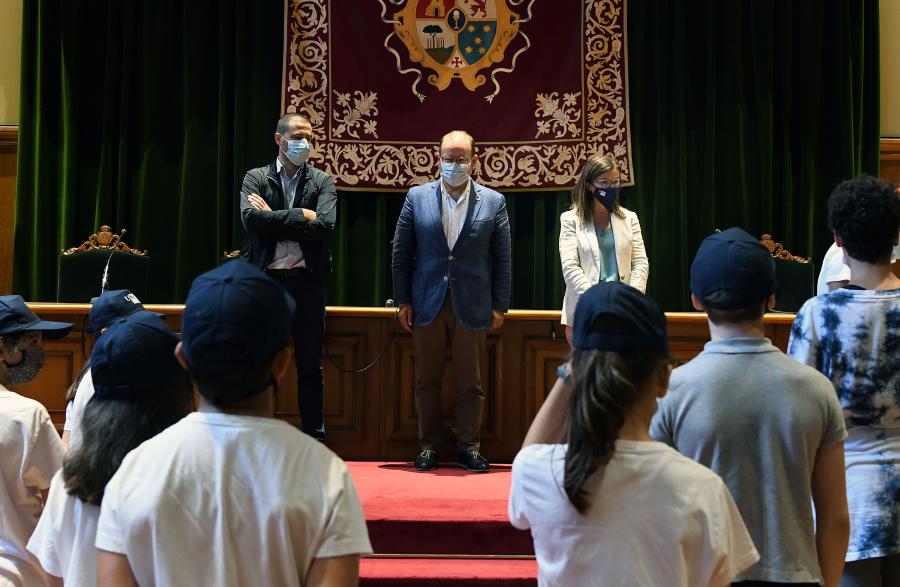 O alumnado inscrito na derradeira das cinco quendas que integraron esta edición visitaron este luns o Colexio de San Xerome para manter un encontro co reitor Antonio López e coa vicerreitora de Igualdade, Cultura e Servizos, Mar Lorenzo Moledo. Os vinte nenos e nenas, distribuídos en dous grupos de dez, estiveron acompañados polo xerente da Fundación USC, Óscar Hermida. FOTO: Santi Alvite O alumnado inscrito na derradeira das cinco quendas que integraron esta edición visitaron este luns o Colexio de San Xerome para manter un encontro co reitor Antonio López e coa vicerreitora de Igualdade, Cultura e Servizos, Mar Lorenzo Moledo. Os vinte nenos e nenas, distribuídos en dous grupos de dez, estiveron acompañados polo xerente da Fundación USC, Óscar Hermida. FOTO: Santi Alvite