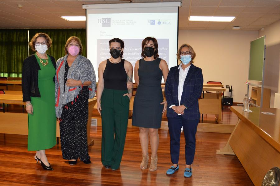 A nova doutora posou coas profesoras que integraron o tribunal Tribunal de tese