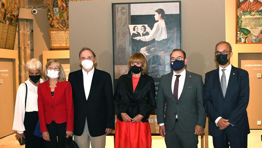 Familiares de Jimena Fernández de la Vega participantes no acto, xunto co reitor e o presidente da RAGC, ante o retrato da homenaxeada. Foto: Santi Alvite Familiares de Jimena Fernández de la Vega, xunto co reitor e o presidente da RAG, ante o retrato da homenaxeada. Foto: Santi Alvite