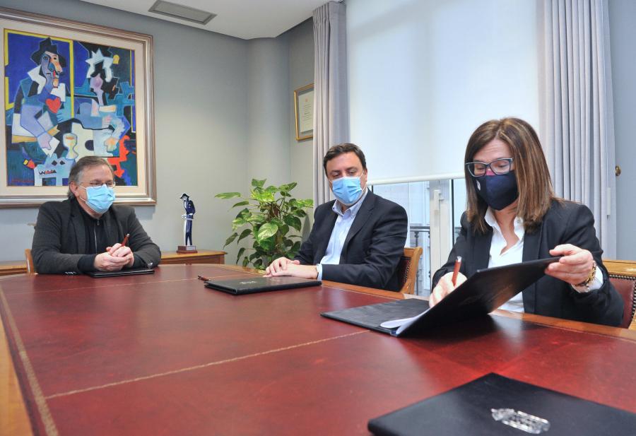 Mar Lorenzo asinando o convenio. FOTO: Deputación da Coruña Mar Lorenzo asinando o convenio. FOTO: Deputación da Coruña