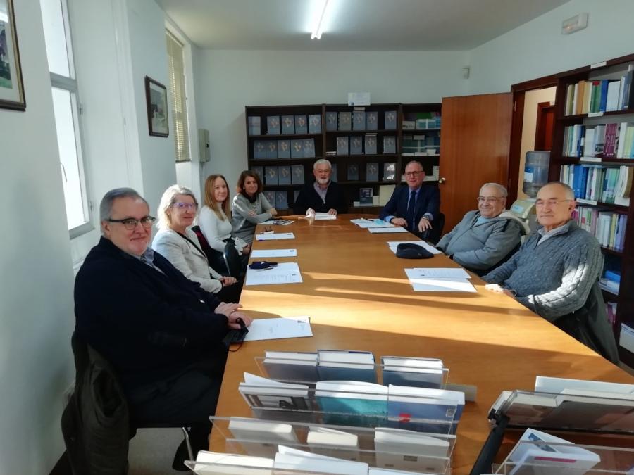 O Comité Científico de Clásicos do Pensamento Universal, dende a súa creación constituído por Darío Villanueva (director da colección) e os profesores Carlos Baliñas, José Castillo, Ramón Máiz, Antón Santamarina e José Sordo, ampliouse en xullo deste ano coa incorporación das profesoras Peregrina Quintela, Ofelia Rey e Mª Jesús Taboada O Comité Científico de Clásicos do Pensamento Universal, dende a súa creación constituído por Darío Villanueva (director da colección) e os profesores Carlos Baliñas, José Castillo, Ramón Máiz, Antón Santamarina e José Sordo, ampliouse en xullo deste ano coa incorporación das profesoras Peregrina Quintela, Ofelia Rey e Mª Jesús Taboada