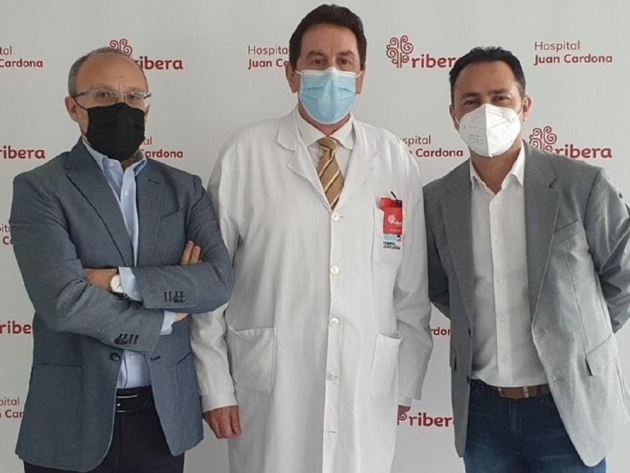 O profesor Varela Mallou (esquerda) xunto ao profesor Rial Boubeta (dereita) e o xerente do Hospital, Francisco Soriano, no centro da imaxe