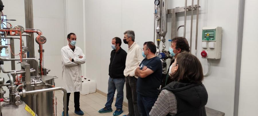 Visita de representantes de dúas cooperativas gandeiras cántabras Á Aula de Produtos Lácteos e Tecnoloxías Alimentarias da USC Visita de representantes de dúas cooperativas gandeiras cántabras Á Aula de Produtos Lácteos e Tecnoloxías Alimentarias da USC
