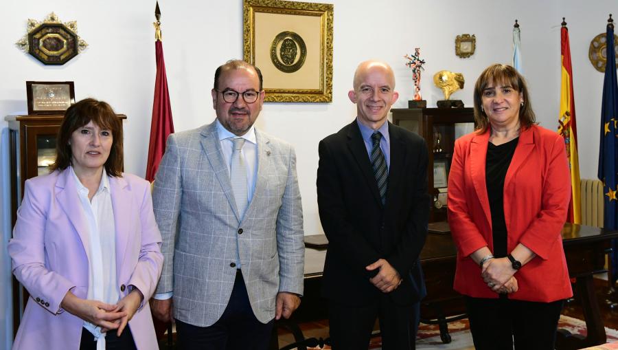 De esquerda a dereita, a directora do Centro de Estudos Propios da USC, Ana Díaz Martínez; o reitor Antonio López; o director xeral de FEUGA, Francisco Javier Pereiro Pérez; e a vicerreitora de Titulacións e Internacionalización, María José López Couso. FOTO: Santi Alvite De esquerda a dereita, a directora do Centro de Estudos Propios da USC, Ana Díaz Martínez; o reitor Antonio López; o director xeral de FEUGA, Francisco Javier Pereiro Pérez; e a vicerreitora de Titulacións e Internacionalización, María José López Couso. FOTO: Santi Alvite