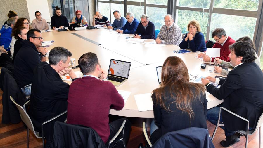 Potenciar a conexión das distintas zonas da cidade e a inserción dos campus na trama urbana a nivel de mobilidade; así como todas aquelas cuestións que melloren en xeral a vida nos campus son obxecto deste novo grupo de traballo que botou a andar este luns 24 no Centro de Estudos Avanzados. FOTO: Santi Alvite Potenciar a conexión das distintas zonas da cidade e a inserción dos campus na trama urbana a nivel de mobilidade; así como todas aquelas cuestións que melloren en xeral a vida nos campus son obxecto deste novo grupo de traballo que botou a andar este luns 24 no Centro de Estudos Avanzados. FOTO: Santi Alvite