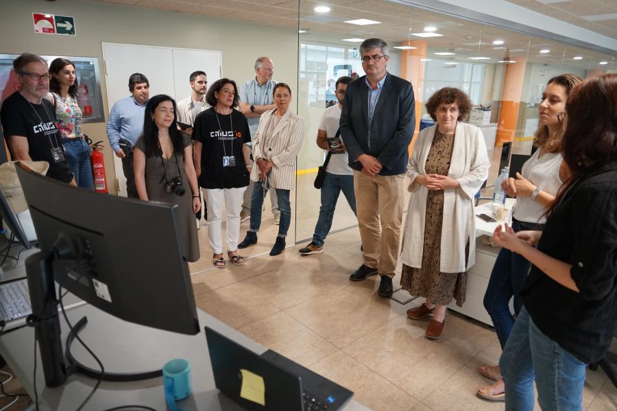 O vicerreitor de Política Científica, Vicente Pérez Muñuzuri, e a alcaldesa de Santiago, Goretti Sanmartín, visitaron o Inside the Lab 2023 e puideron recibir as explicacións do director científico do centro, Senén Barro O vicerreitor de Política Científica, Vicente Pérez Muñuzuri, e a alcaldesa de Santiago, Goretti Sanmartín, visitaron o Inside the Lab 2023 e puideron recibir as explicacións do director científico do centro, Senén Barro