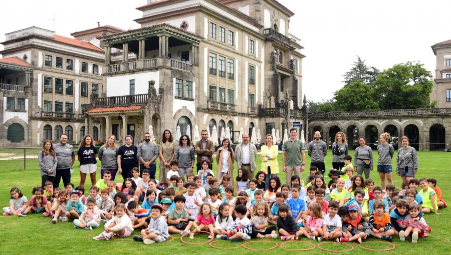 Foto de familia de autoridades e participantes. FOTO: Santi Alvite Foto de familia de autoridades e participantes. FOTO: Santi Alvite