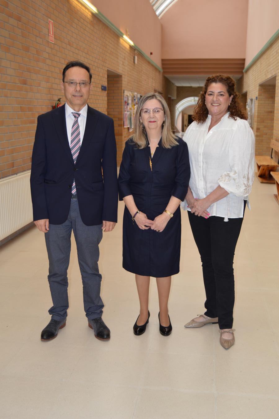 Celia Castro Fernández, entre Varela Zapata e Carmen Bermejo, na Facultade de Humanidades