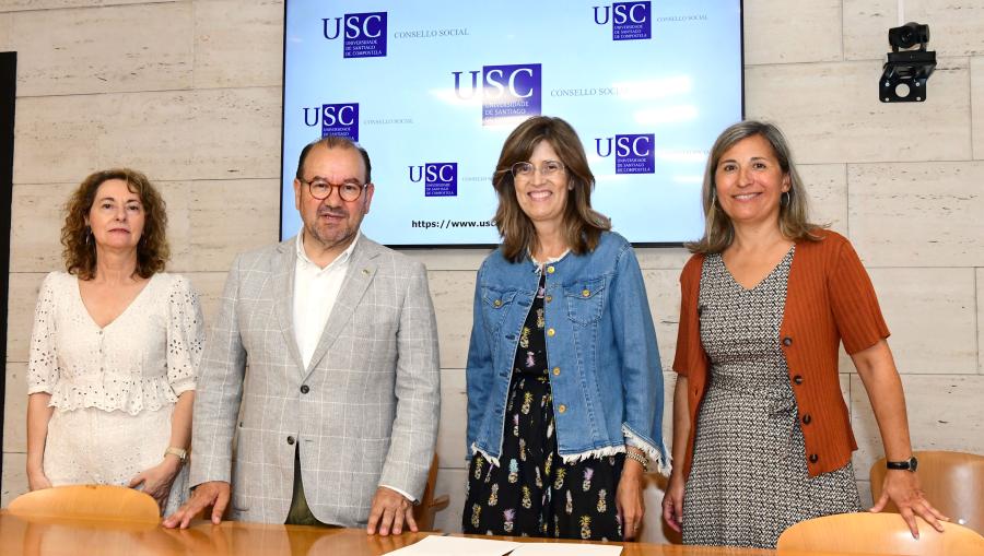 A secretaria xeral da USC, Dulce María García Mella; o reitor Antonio López; a presidenta de Alumni USC Eva López Barrio e a vicepresidenta Luisa Rivas. FOTO: Santi Alvite A secretaria xeral da USC, Dulce María García Mella; o reitor Antonio López; a presidenta de Alumni USC Eva López Barrio e a vicepresidenta Luisa Rivas. FOTO: Santi Alvite