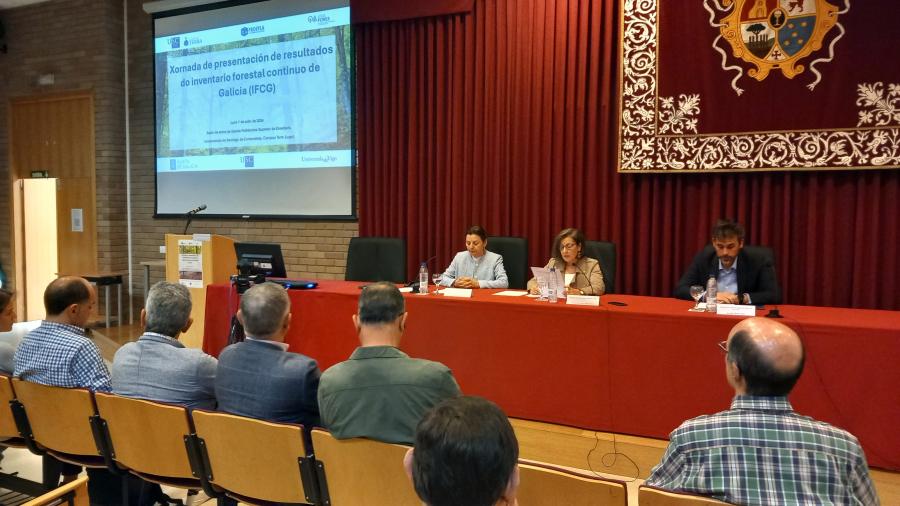 A delegada do Reitor para o Campus Terra, Mª Elvira López Mosquera (no centro da imaxe); a directora da EPS de Enxeñaría, Rosa Romero, e o director da Axencia Galega da Industria Forestal, Jacobo Aboal, foron os encargados de dar a benvida ás persoas asistentes A delegada do Reitor para o Campus Terra, Mª Elvira López Mosquera (no centro da imaxe); a directora da EPS de Enxeñaría, Rosa Romero, e o director da Axencia Galega da Industria Forestal, Jacobo Aboal, foron os encargados de dar a benvida ás persoas asistentes
