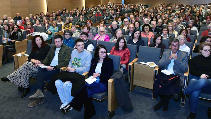 Autoridades locais e público asistente á clausura. Foto: Santi Alvite